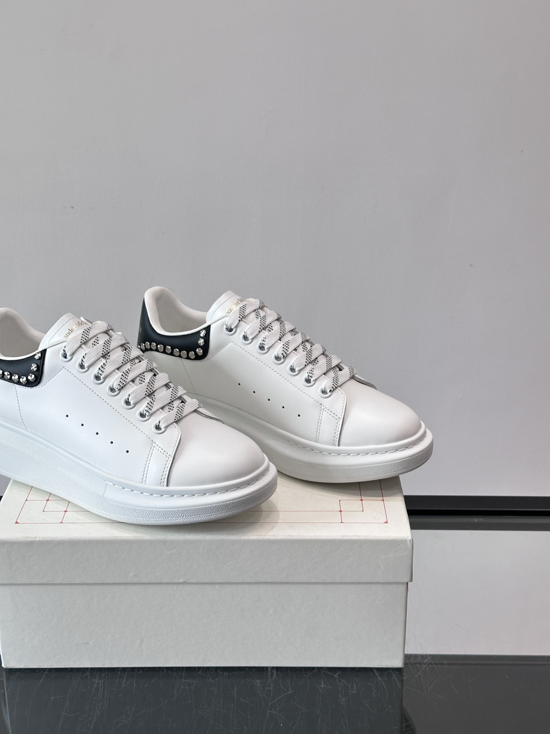 Alexander McQueen厚底休闲鞋，白色牛皮革鞋面+黑色拼接，简约又有层次感。鞋侧金属铆钉点缀