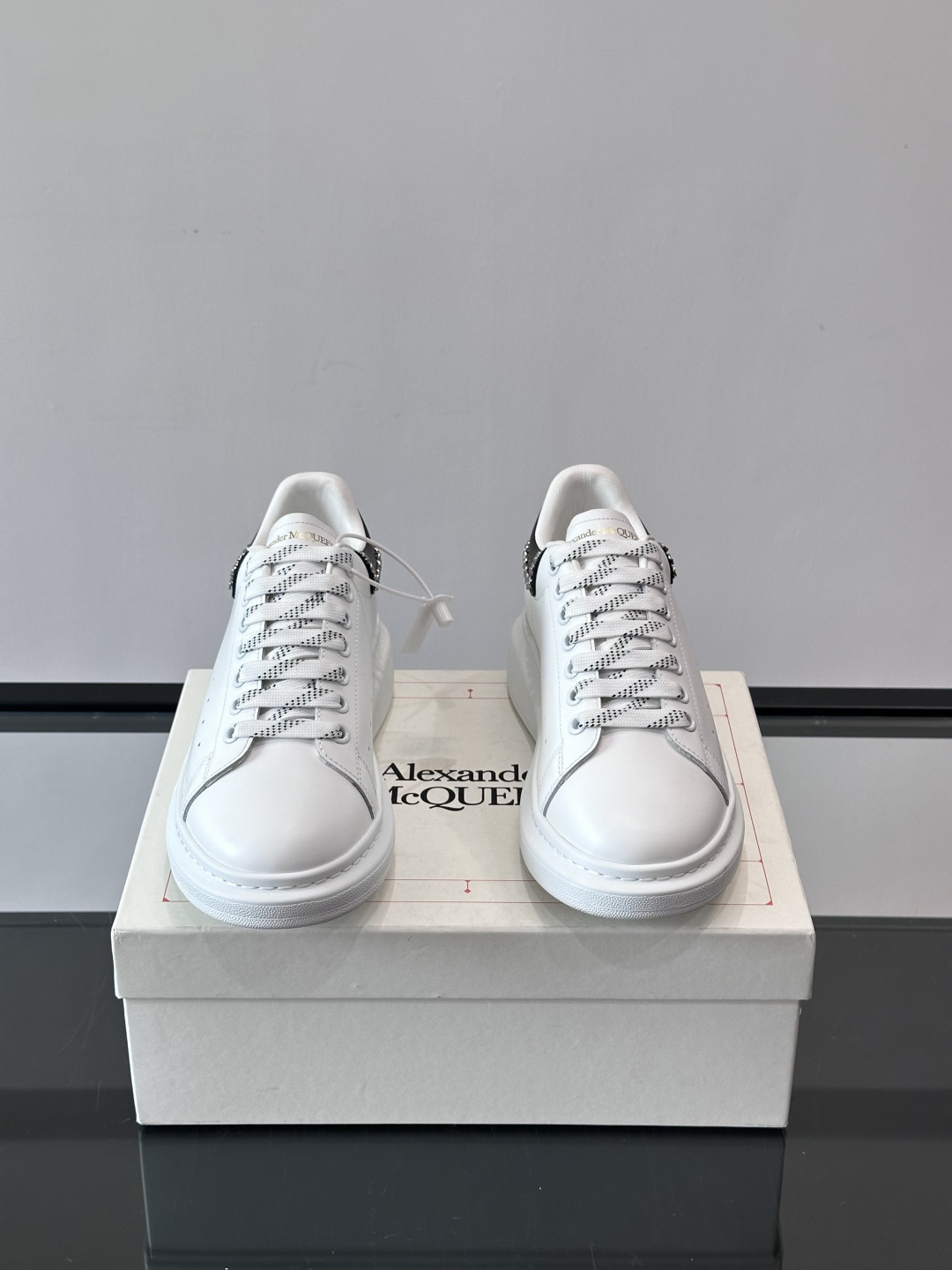 Alexander McQueen厚底休闲鞋，白色牛皮革鞋面+黑色拼接，简约又有层次感。鞋侧金属铆钉点缀