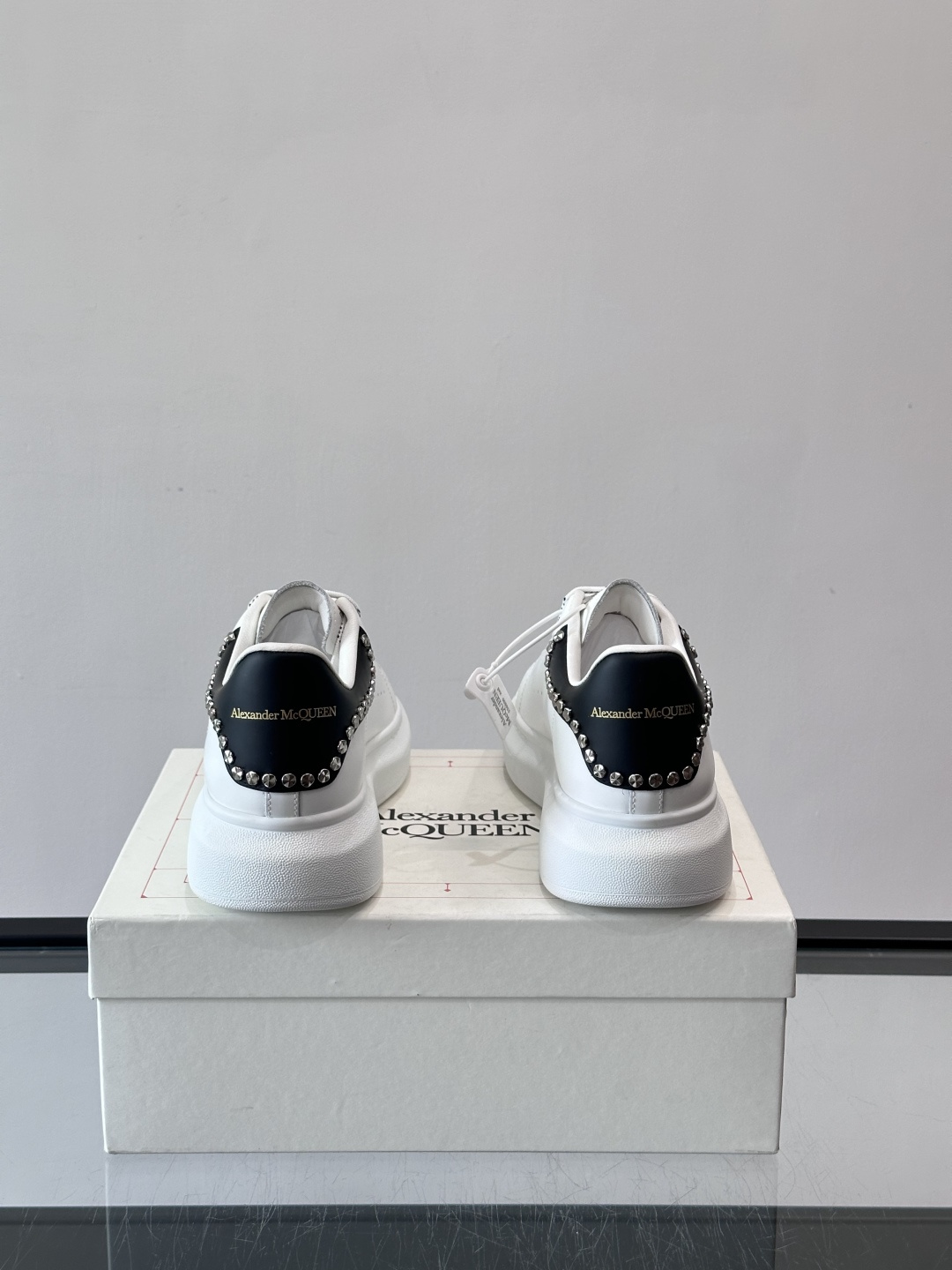 Alexander McQueen厚底休闲鞋，白色牛皮革鞋面+黑色拼接，简约又有层次感。鞋侧金属铆钉点缀