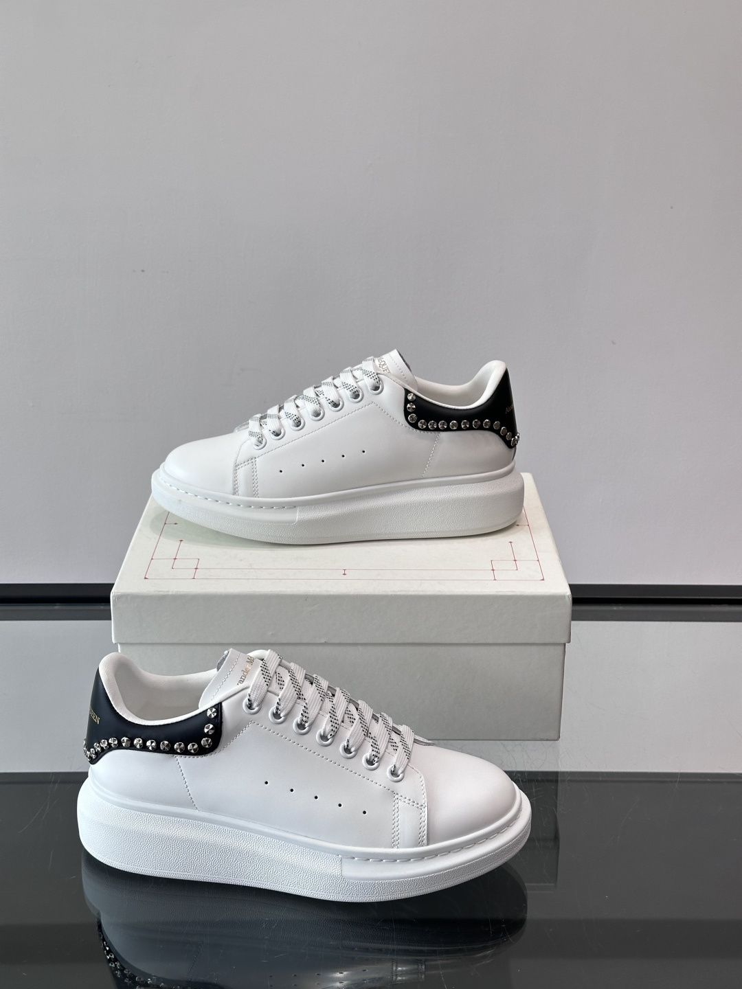 Alexander McQueen厚底休闲鞋，白色牛皮革鞋面+黑色拼接，简约又有层次感。鞋侧金属铆钉点缀