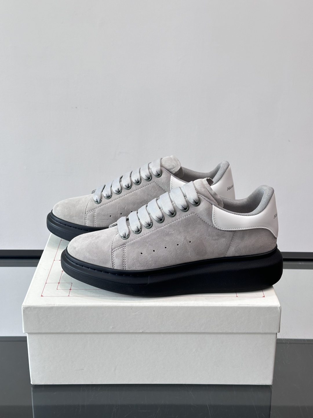 𝐀𝐥𝐞𝐱𝐚𝐧𝐝𝐞𝐫 𝐌𝐜𝐐𝐔𝐄𝐄𝐍亚历山麦昆情侣款‼️ 休闲鞋👟。终极版本 随意PK柜货 麦昆这鞋款一出