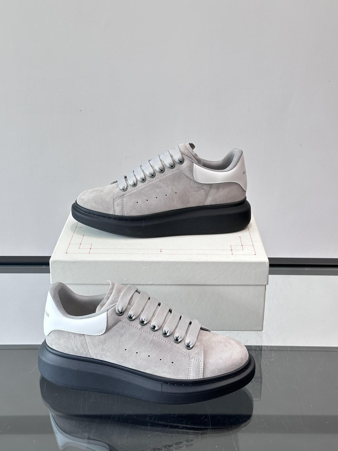 𝐀𝐥𝐞𝐱𝐚𝐧𝐝𝐞𝐫 𝐌𝐜𝐐𝐔𝐄𝐄𝐍亚历山麦昆情侣款‼️ 休闲鞋👟。终极版本 随意PK柜货 麦昆这鞋款一出