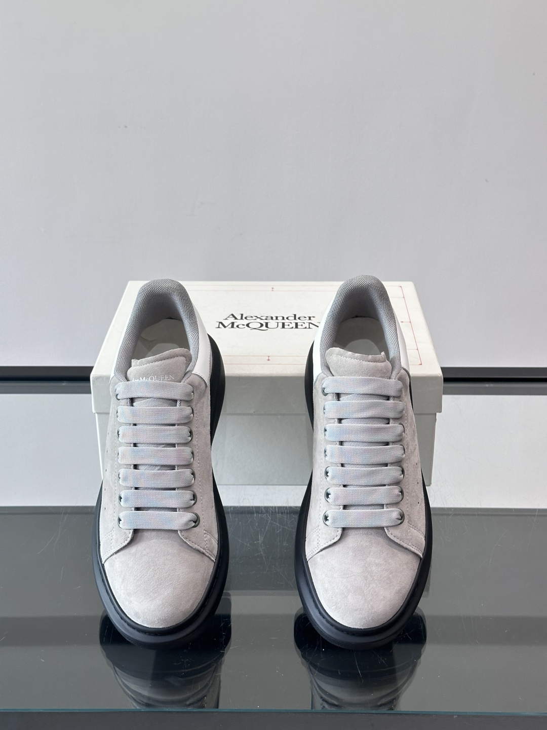 𝐀𝐥𝐞𝐱𝐚𝐧𝐝𝐞𝐫 𝐌𝐜𝐐𝐔𝐄𝐄𝐍亚历山麦昆情侣款‼️ 休闲鞋👟。终极版本 随意PK柜货 麦昆这鞋款一出