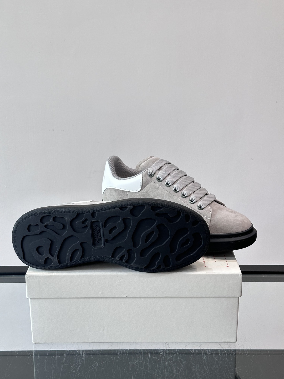 𝐀𝐥𝐞𝐱𝐚𝐧𝐝𝐞𝐫 𝐌𝐜𝐐𝐔𝐄𝐄𝐍亚历山麦昆情侣款‼️ 休闲鞋👟。终极版本 随意PK柜货 麦昆这鞋款一出