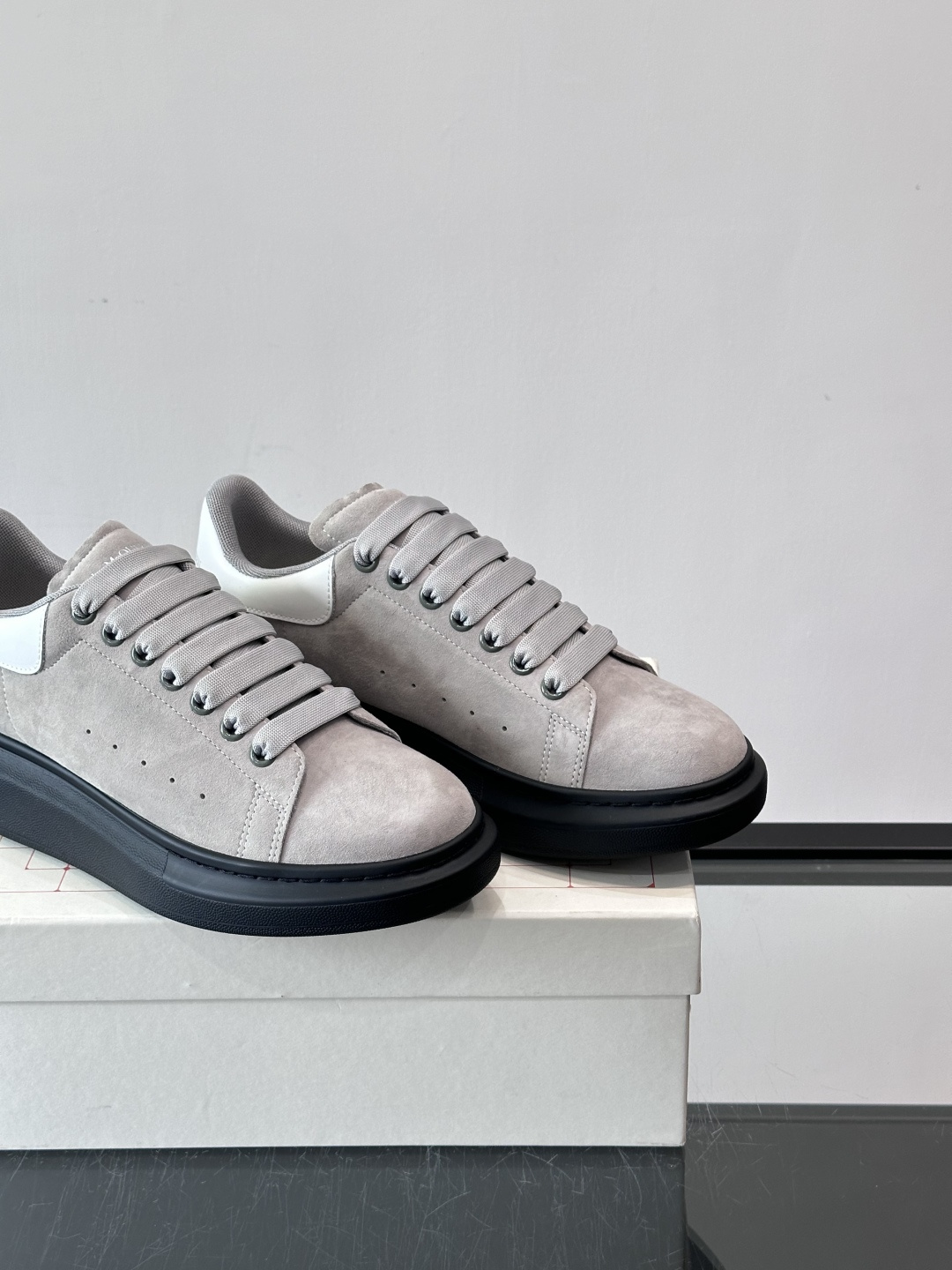 𝐀𝐥𝐞𝐱𝐚𝐧𝐝𝐞𝐫 𝐌𝐜𝐐𝐔𝐄𝐄𝐍亚历山麦昆情侣款‼️ 休闲鞋👟。终极版本 随意PK柜货 麦昆这鞋款一出