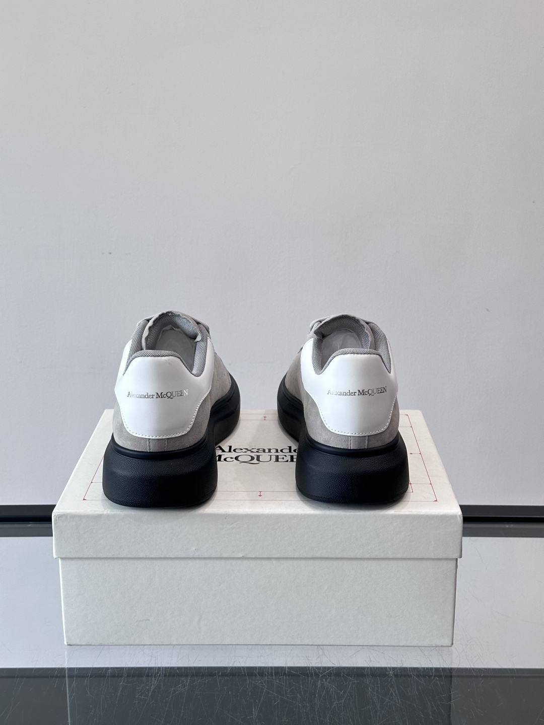 𝐀𝐥𝐞𝐱𝐚𝐧𝐝𝐞𝐫 𝐌𝐜𝐐𝐔𝐄𝐄𝐍亚历山麦昆情侣款‼️ 休闲鞋👟。终极版本 随意PK柜货 麦昆这鞋款一出