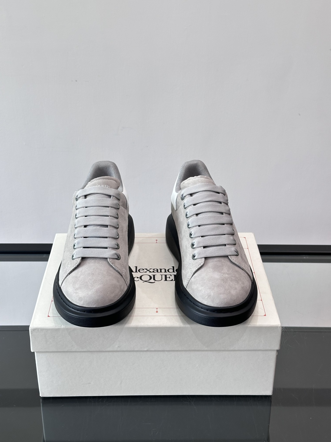 𝐀𝐥𝐞𝐱𝐚𝐧𝐝𝐞𝐫 𝐌𝐜𝐐𝐔𝐄𝐄𝐍亚历山麦昆情侣款‼️ 休闲鞋👟。终极版本 随意PK柜货 麦昆这鞋款一出