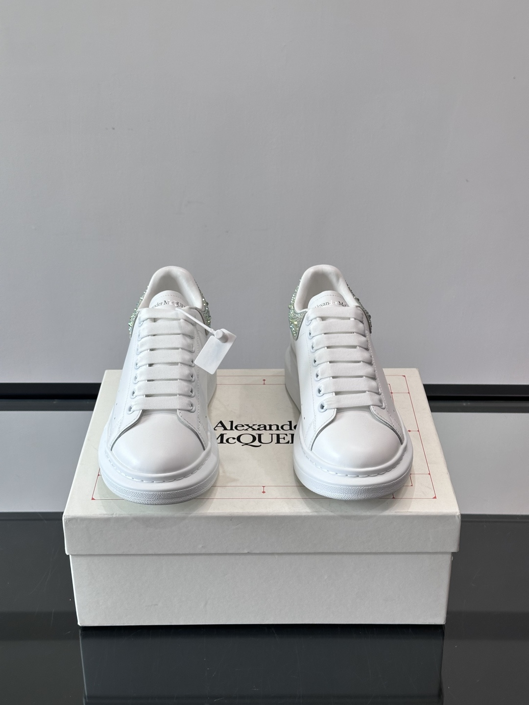 𝐀𝐥𝐞𝐱𝐚𝐧𝐝𝐞𝐫 𝐌𝐜𝐐𝐔𝐄𝐄𝐍亚历山麦昆情侣款‼️ 休闲鞋👟。终极版本 随意PK柜货 麦昆这鞋款一出