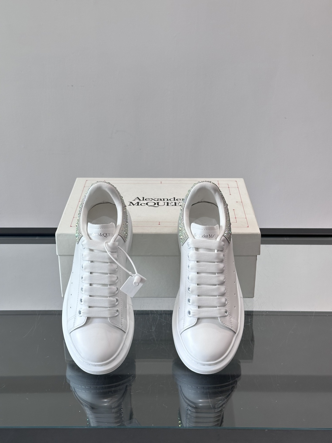 𝐀𝐥𝐞𝐱𝐚𝐧𝐝𝐞𝐫 𝐌𝐜𝐐𝐔𝐄𝐄𝐍亚历山麦昆情侣款‼️ 休闲鞋👟。终极版本 随意PK柜货 麦昆这鞋款一出