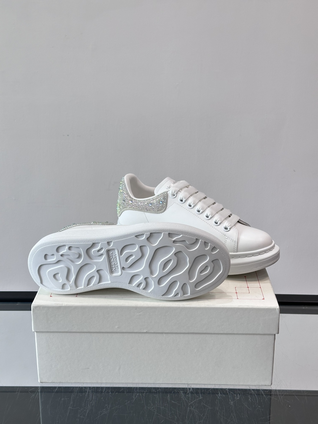 𝐀𝐥𝐞𝐱𝐚𝐧𝐝𝐞𝐫 𝐌𝐜𝐐𝐔𝐄𝐄𝐍亚历山麦昆情侣款‼️ 休闲鞋👟。终极版本 随意PK柜货 麦昆这鞋款一出