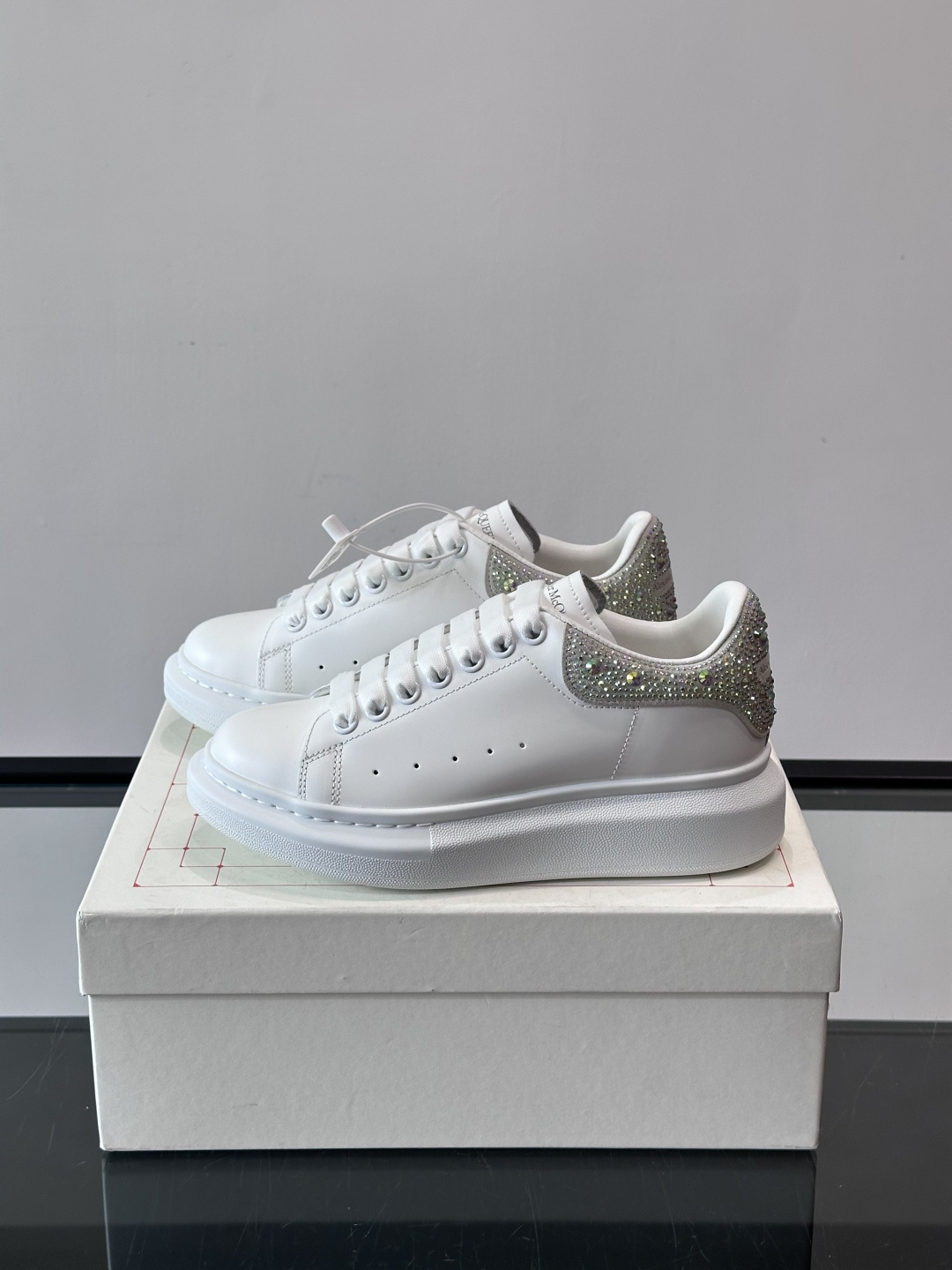 𝐀𝐥𝐞𝐱𝐚𝐧𝐝𝐞𝐫 𝐌𝐜𝐐𝐔𝐄𝐄𝐍亚历山麦昆情侣款‼️ 休闲鞋👟。终极版本 随意PK柜货 麦昆这鞋款一出