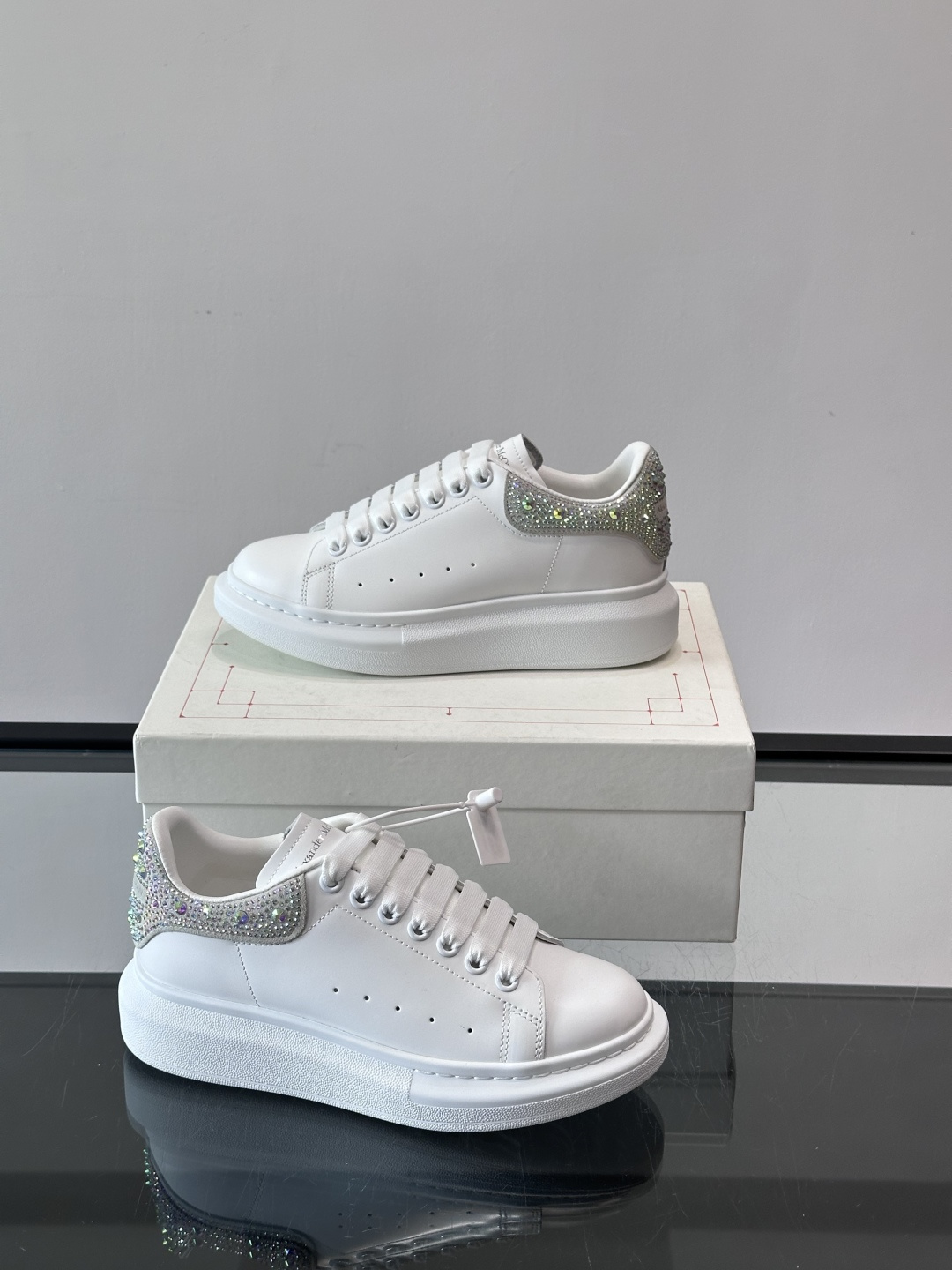 𝐀𝐥𝐞𝐱𝐚𝐧𝐝𝐞𝐫 𝐌𝐜𝐐𝐔𝐄𝐄𝐍亚历山麦昆情侣款‼️ 休闲鞋👟。终极版本 随意PK柜货 麦昆这鞋款一出