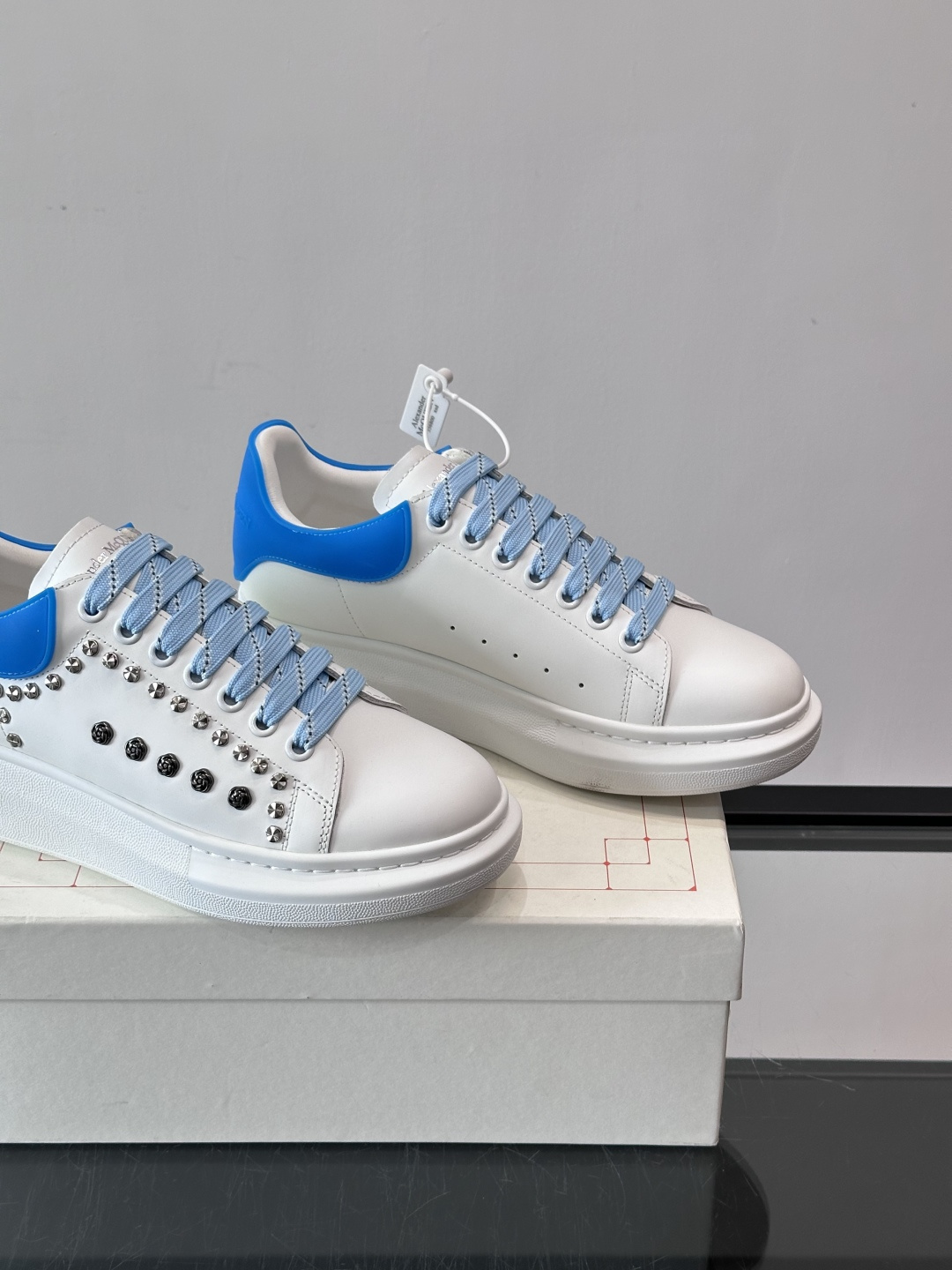 Alexander McQueen 铆钉小白鞋，采用优质牛皮革，鞋面点缀铆钉，奢华感满满。厚底设计不仅增