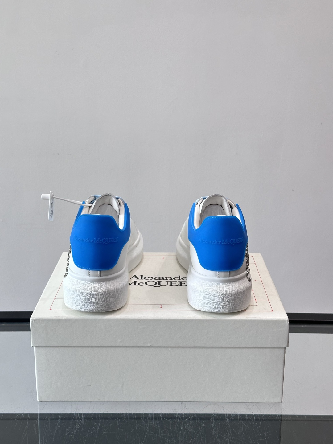 Alexander McQueen 铆钉小白鞋，采用优质牛皮革，鞋面点缀铆钉，奢华感满满。厚底设计不仅增