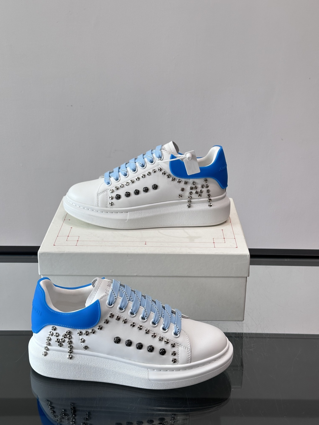 Alexander McQueen 铆钉小白鞋，采用优质牛皮革，鞋面点缀铆钉，奢华感满满。厚底设计不仅增