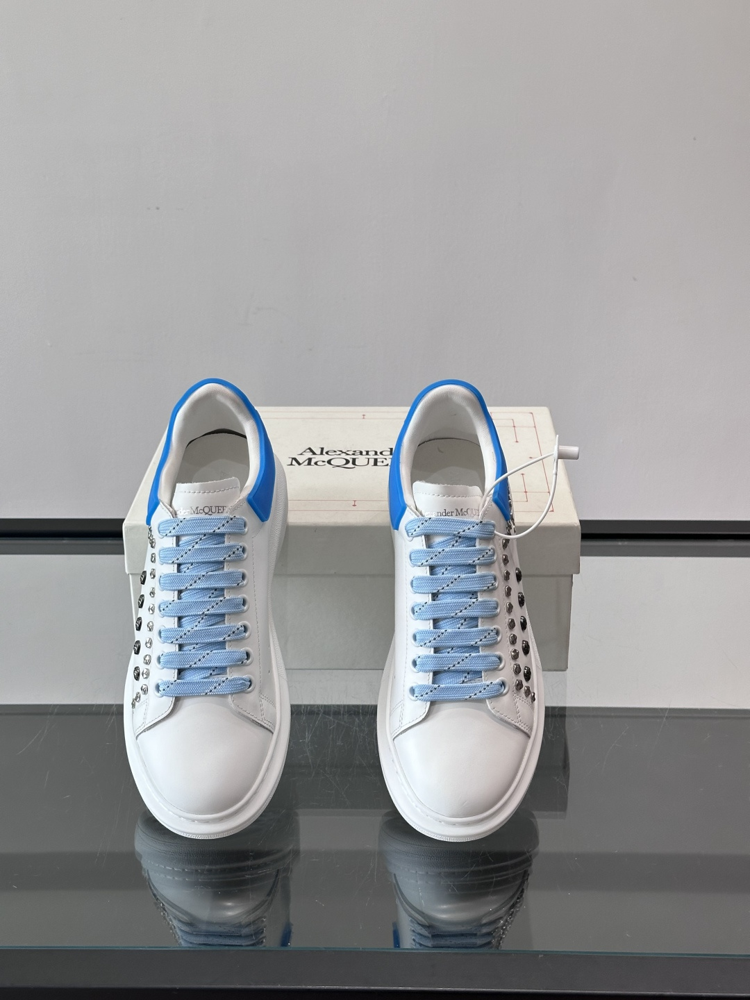 Alexander McQueen 铆钉小白鞋，采用优质牛皮革，鞋面点缀铆钉，奢华感满满。厚底设计不仅增