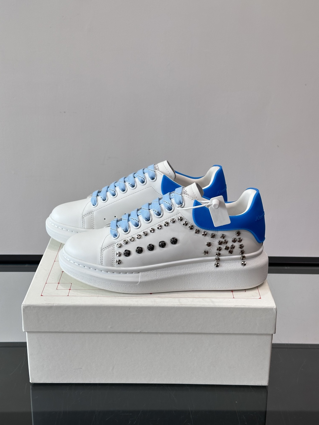 Alexander McQueen 铆钉小白鞋，采用优质牛皮革，鞋面点缀铆钉，奢华感满满。厚底设计不仅增