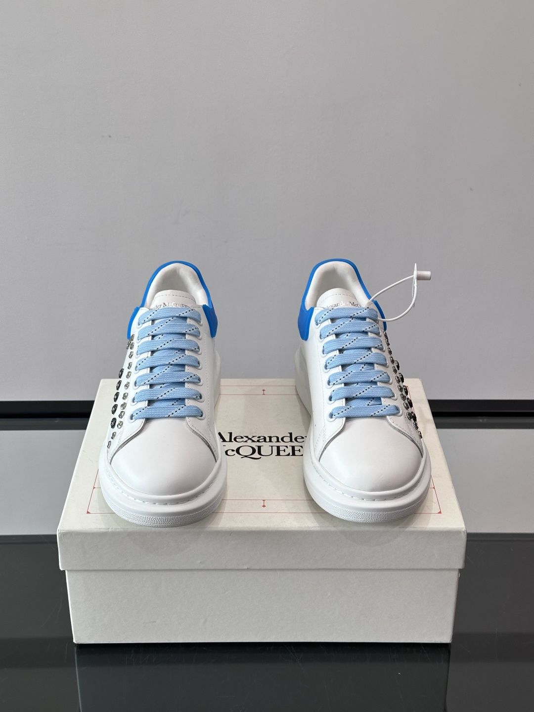 Alexander McQueen 铆钉小白鞋，采用优质牛皮革，鞋面点缀铆钉，奢华感满满。厚底设计不仅增