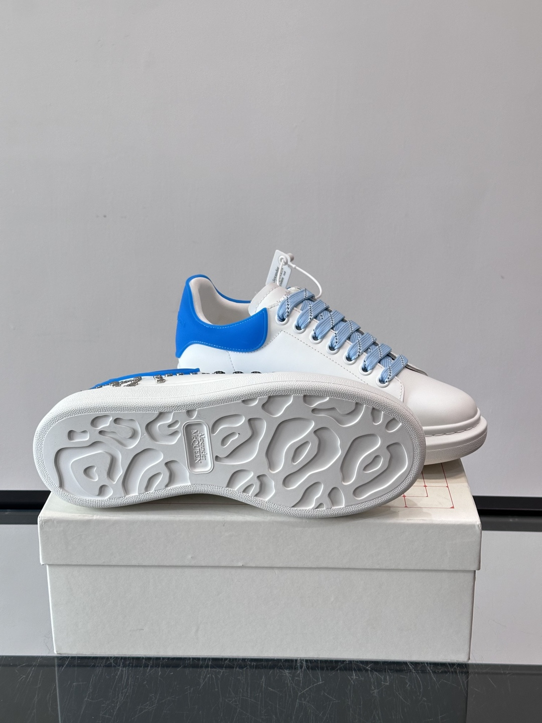 Alexander McQueen 铆钉小白鞋，采用优质牛皮革，鞋面点缀铆钉，奢华感满满。厚底设计不仅增