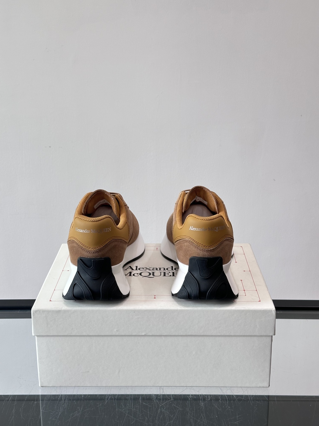 𝐀𝐥𝐞𝐱𝐚𝐧𝐝𝐞𝐫 𝐌𝐜𝐐𝐔𝐄𝐄𝐍亚历山麦昆情侣款‼️ 休闲鞋👟。终极版本 随意PK柜货 麦昆这鞋款一出