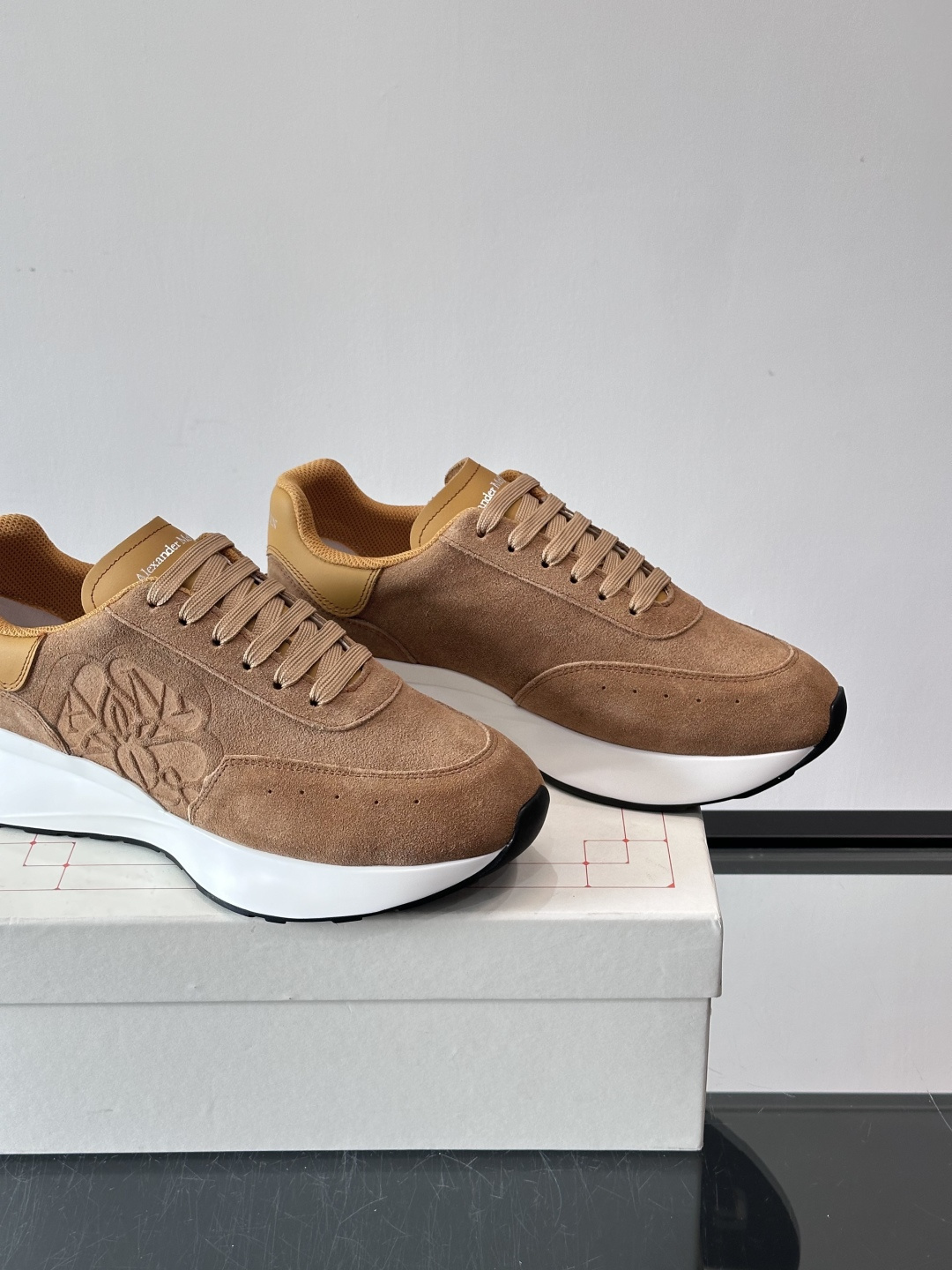 𝐀𝐥𝐞𝐱𝐚𝐧𝐝𝐞𝐫 𝐌𝐜𝐐𝐔𝐄𝐄𝐍亚历山麦昆情侣款‼️ 休闲鞋👟。终极版本 随意PK柜货 麦昆这鞋款一出