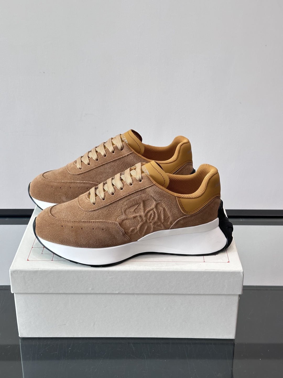 𝐀𝐥𝐞𝐱𝐚𝐧𝐝𝐞𝐫 𝐌𝐜𝐐𝐔𝐄𝐄𝐍亚历山麦昆情侣款‼️ 休闲鞋👟。终极版本 随意PK柜货 麦昆这鞋款一出