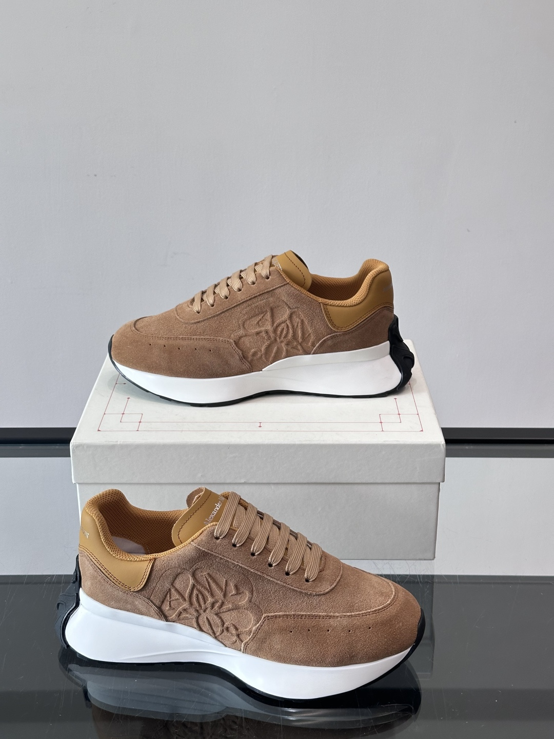 𝐀𝐥𝐞𝐱𝐚𝐧𝐝𝐞𝐫 𝐌𝐜𝐐𝐔𝐄𝐄𝐍亚历山麦昆情侣款‼️ 休闲鞋👟。终极版本 随意PK柜货 麦昆这鞋款一出