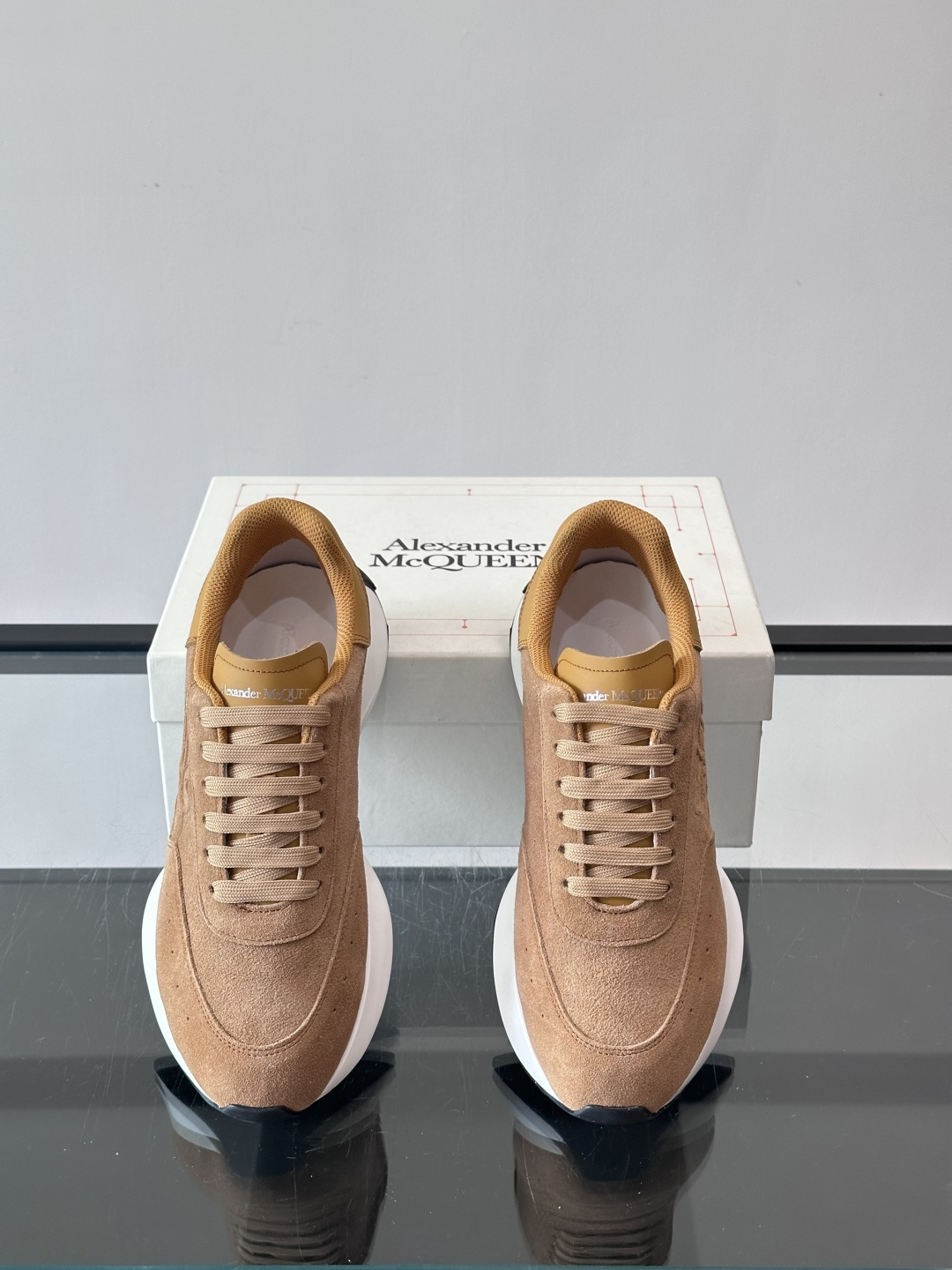 𝐀𝐥𝐞𝐱𝐚𝐧𝐝𝐞𝐫 𝐌𝐜𝐐𝐔𝐄𝐄𝐍亚历山麦昆情侣款‼️ 休闲鞋👟。终极版本 随意PK柜货 麦昆这鞋款一出