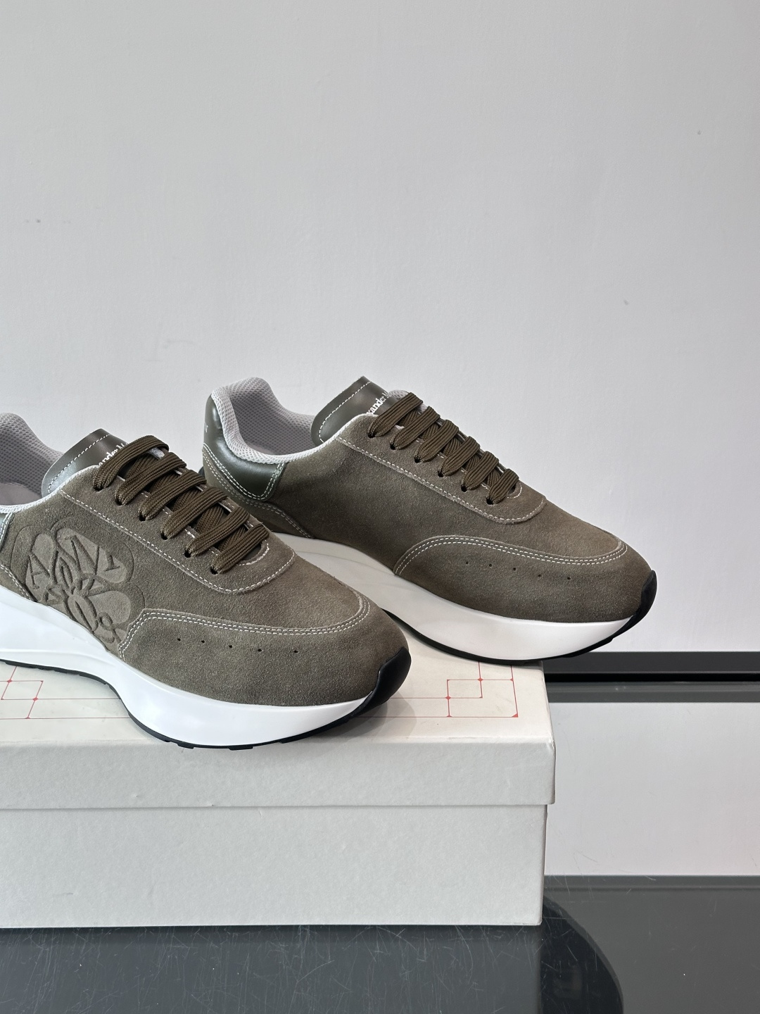 𝐀𝐥𝐞𝐱𝐚𝐧𝐝𝐞𝐫 𝐌𝐜𝐐𝐔𝐄𝐄𝐍亚历山麦昆情侣款‼️ 休闲鞋👟。终极版本 随意PK柜货 麦昆这鞋款一出