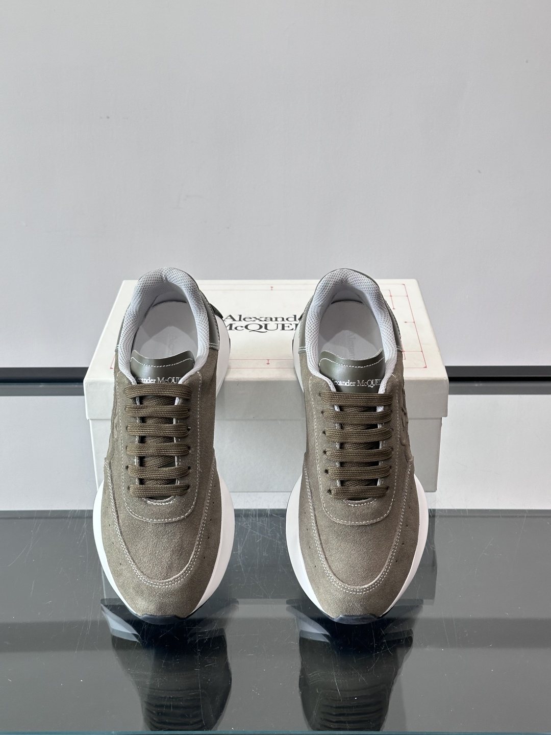 𝐀𝐥𝐞𝐱𝐚𝐧𝐝𝐞𝐫 𝐌𝐜𝐐𝐔𝐄𝐄𝐍亚历山麦昆情侣款‼️ 休闲鞋👟。终极版本 随意PK柜货 麦昆这鞋款一出