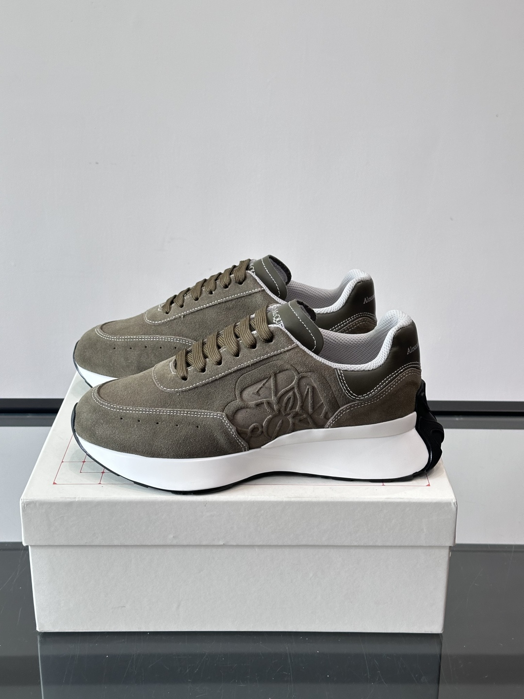 𝐀𝐥𝐞𝐱𝐚𝐧𝐝𝐞𝐫 𝐌𝐜𝐐𝐔𝐄𝐄𝐍亚历山麦昆情侣款‼️ 休闲鞋👟。终极版本 随意PK柜货 麦昆这鞋款一出