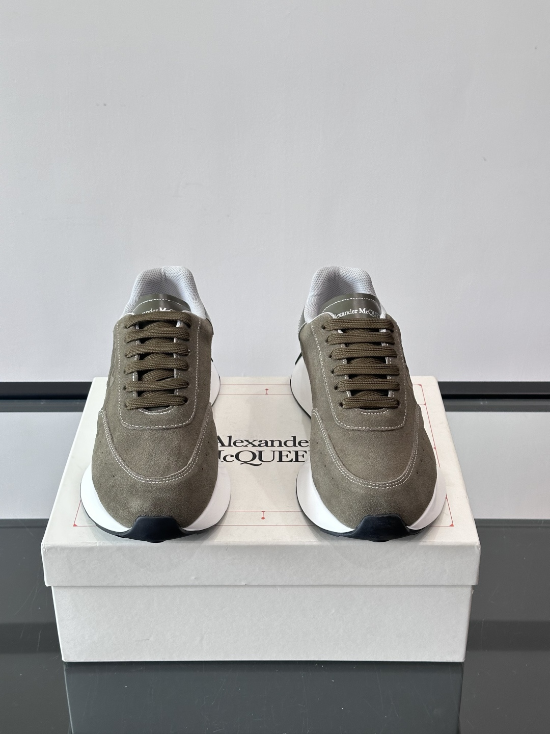 𝐀𝐥𝐞𝐱𝐚𝐧𝐝𝐞𝐫 𝐌𝐜𝐐𝐔𝐄𝐄𝐍亚历山麦昆情侣款‼️ 休闲鞋👟。终极版本 随意PK柜货 麦昆这鞋款一出