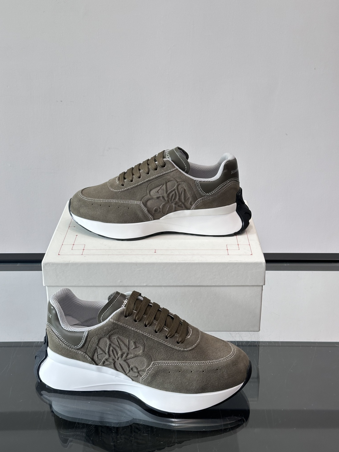 𝐀𝐥𝐞𝐱𝐚𝐧𝐝𝐞𝐫 𝐌𝐜𝐐𝐔𝐄𝐄𝐍亚历山麦昆情侣款‼️ 休闲鞋👟。终极版本 随意PK柜货 麦昆这鞋款一出