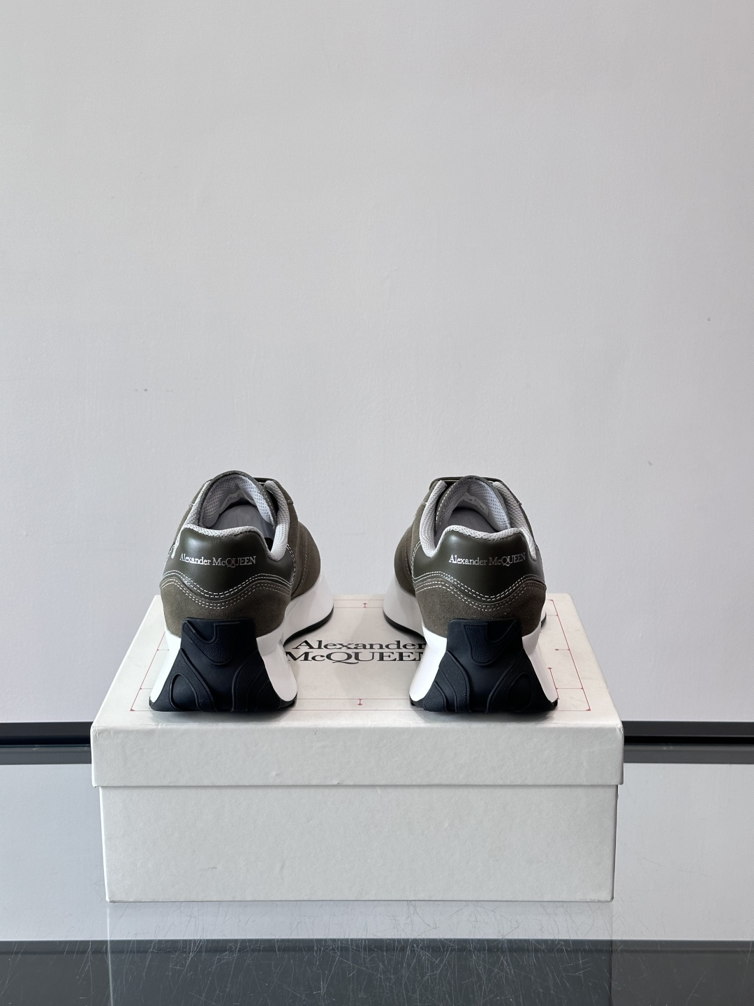 𝐀𝐥𝐞𝐱𝐚𝐧𝐝𝐞𝐫 𝐌𝐜𝐐𝐔𝐄𝐄𝐍亚历山麦昆情侣款‼️ 休闲鞋👟。终极版本 随意PK柜货 麦昆这鞋款一出