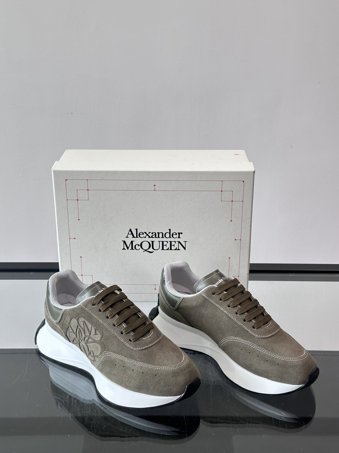 𝐀𝐥𝐞𝐱𝐚𝐧𝐝𝐞𝐫 𝐌𝐜𝐐𝐔𝐄𝐄𝐍亚历山麦昆情侣款‼️ 休闲鞋👟。终极版本 随意PK柜货 麦昆这鞋款一出