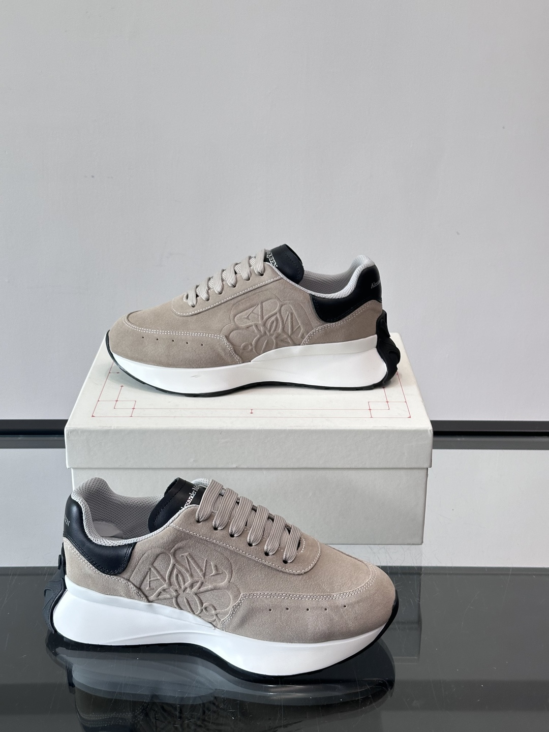 𝐀𝐥𝐞𝐱𝐚𝐧𝐝𝐞𝐫 𝐌𝐜𝐐𝐔𝐄𝐄𝐍亚历山麦昆情侣款‼️ 休闲鞋👟。终极版本 随意PK柜货 麦昆这鞋款一出