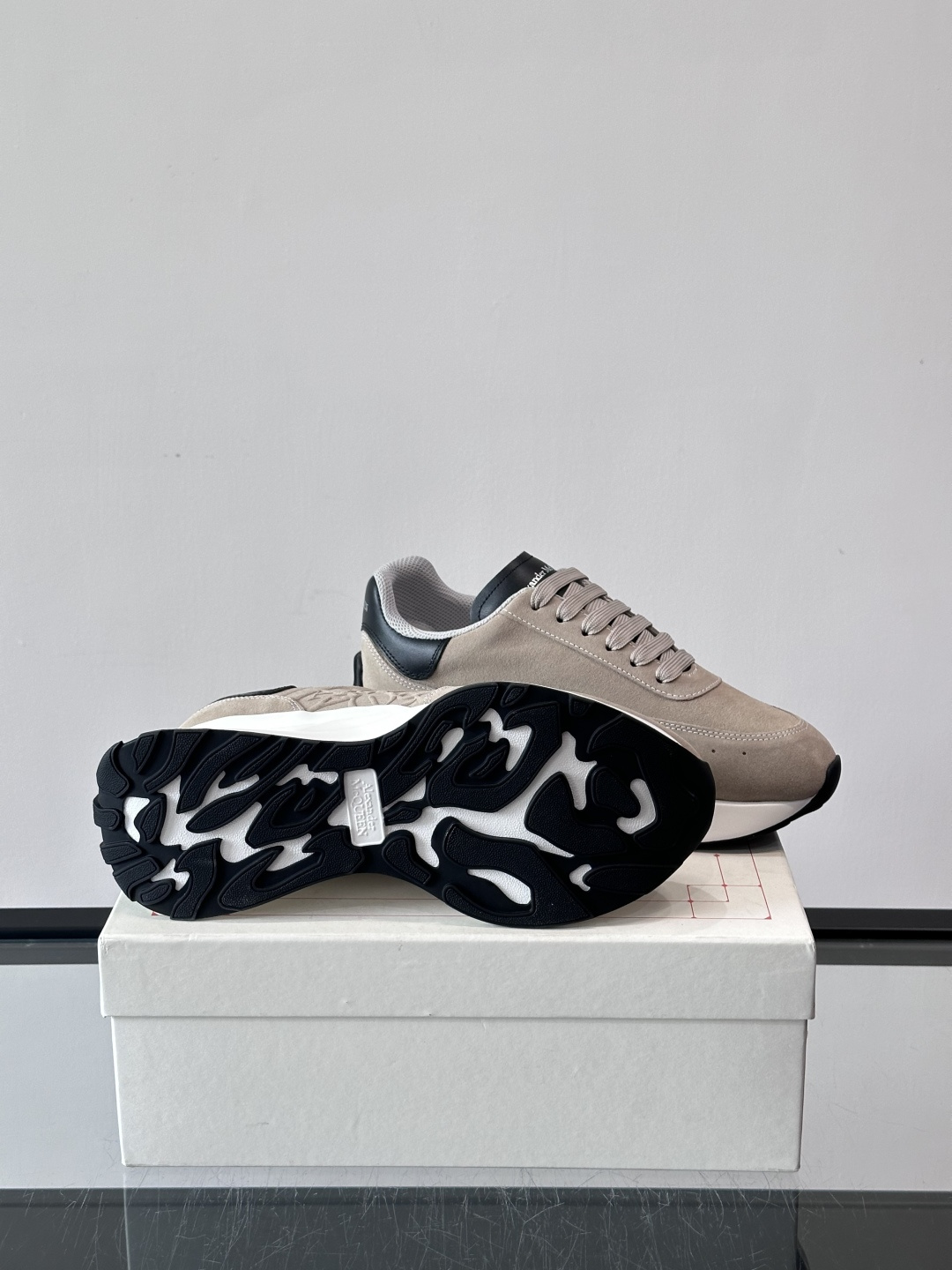 𝐀𝐥𝐞𝐱𝐚𝐧𝐝𝐞𝐫 𝐌𝐜𝐐𝐔𝐄𝐄𝐍亚历山麦昆情侣款‼️ 休闲鞋👟。终极版本 随意PK柜货 麦昆这鞋款一出