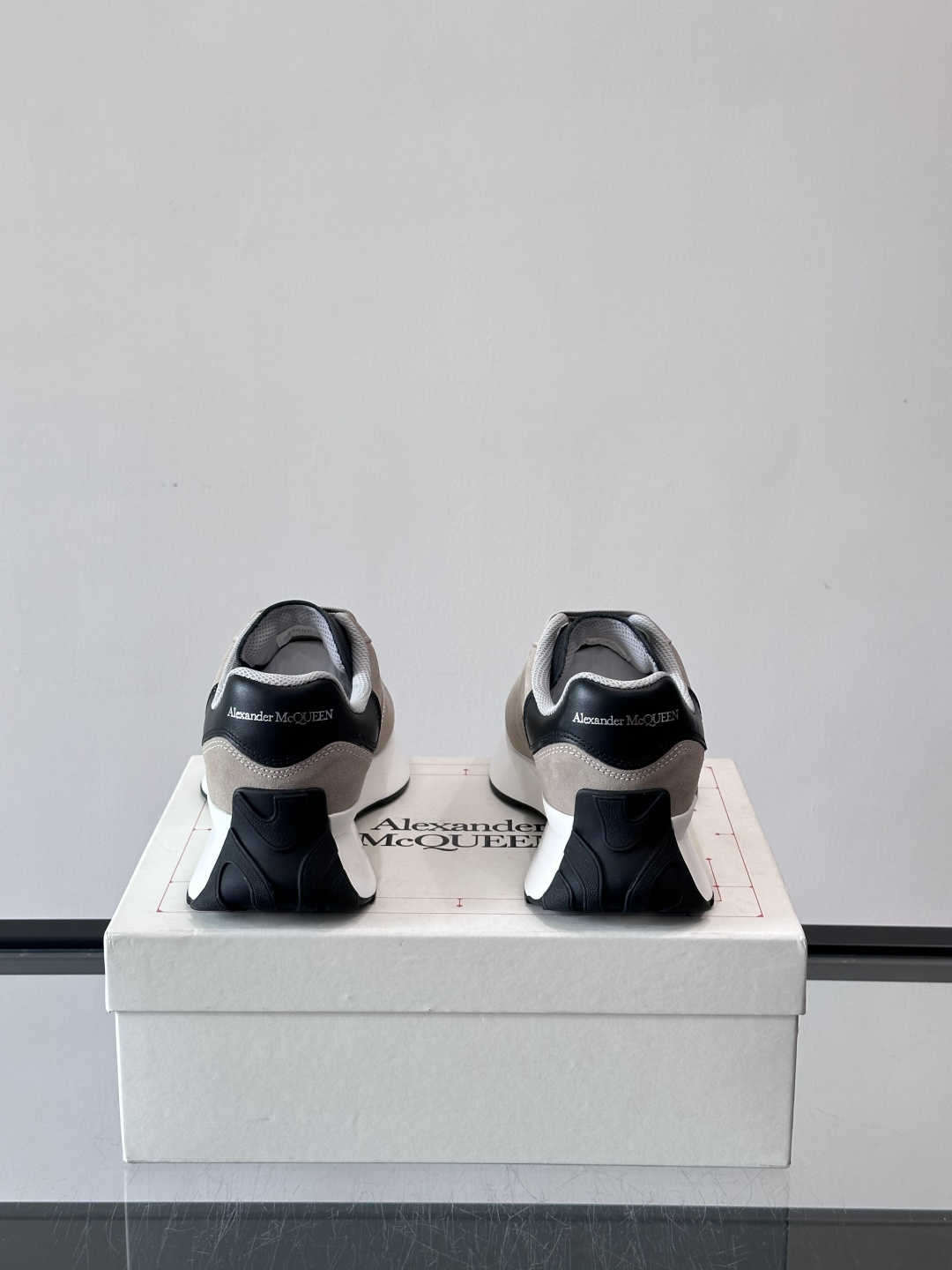 𝐀𝐥𝐞𝐱𝐚𝐧𝐝𝐞𝐫 𝐌𝐜𝐐𝐔𝐄𝐄𝐍亚历山麦昆情侣款‼️ 休闲鞋👟。终极版本 随意PK柜货 麦昆这鞋款一出