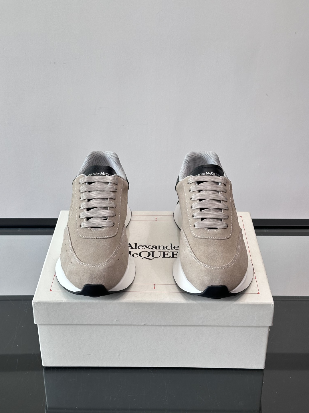 𝐀𝐥𝐞𝐱𝐚𝐧𝐝𝐞𝐫 𝐌𝐜𝐐𝐔𝐄𝐄𝐍亚历山麦昆情侣款‼️ 休闲鞋👟。终极版本 随意PK柜货 麦昆这鞋款一出