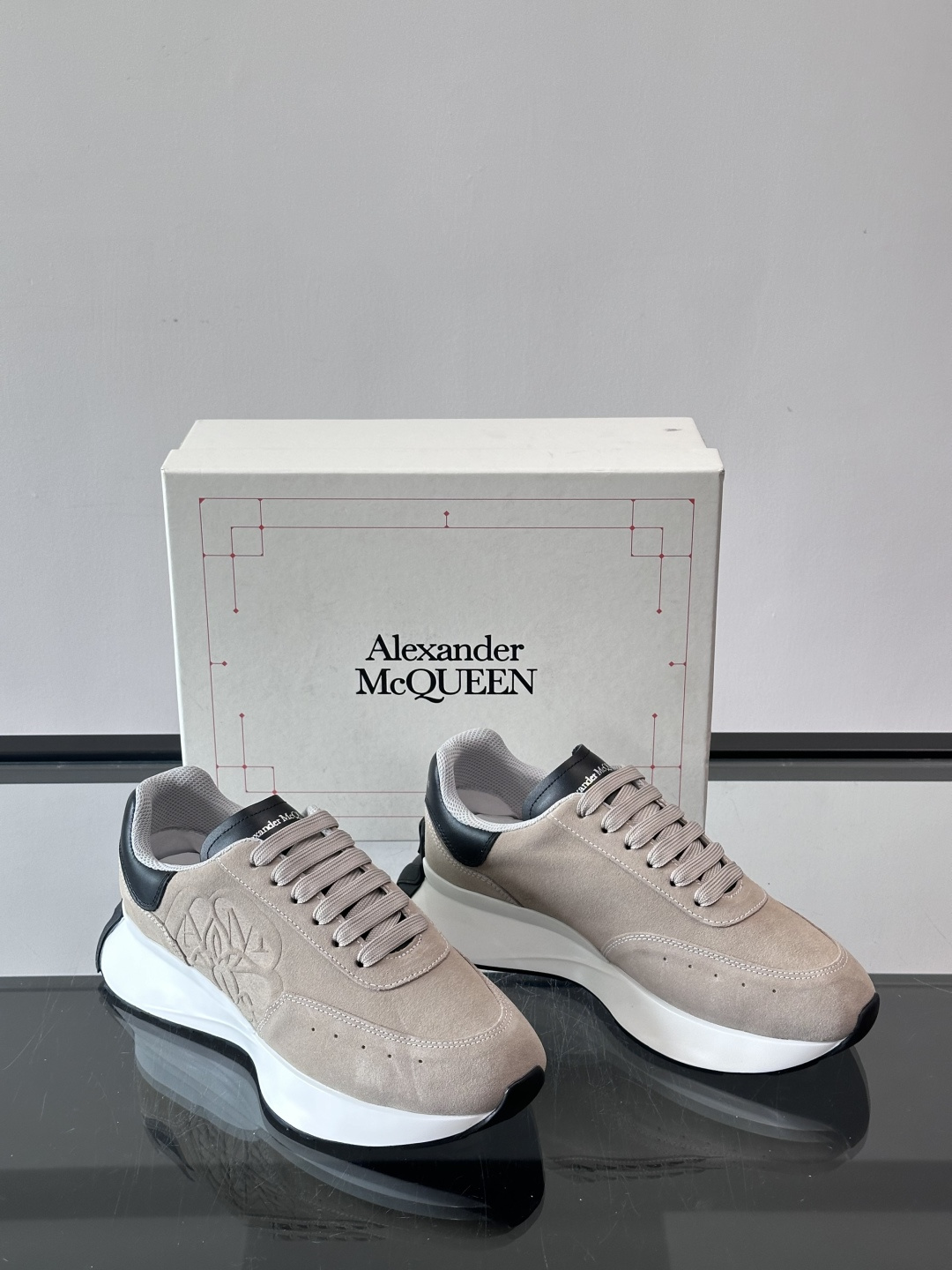 𝐀𝐥𝐞𝐱𝐚𝐧𝐝𝐞𝐫 𝐌𝐜𝐐𝐔𝐄𝐄𝐍亚历山麦昆情侣款‼️ 休闲鞋👟。终极版本 随意PK柜货 麦昆这鞋款一出