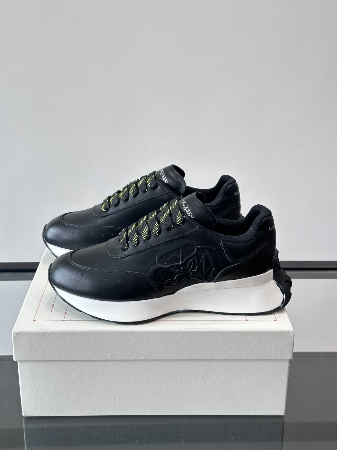 𝐀𝐥𝐞𝐱𝐚𝐧𝐝𝐞𝐫 𝐌𝐜𝐐𝐔𝐄𝐄𝐍亚历山麦昆情侣款‼️ 休闲鞋👟。终极版本 随意PK柜货 麦昆这鞋款一出