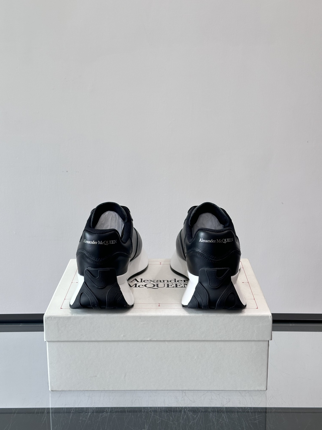 𝐀𝐥𝐞𝐱𝐚𝐧𝐝𝐞𝐫 𝐌𝐜𝐐𝐔𝐄𝐄𝐍亚历山麦昆情侣款‼️ 休闲鞋👟。终极版本 随意PK柜货 麦昆这鞋款一出