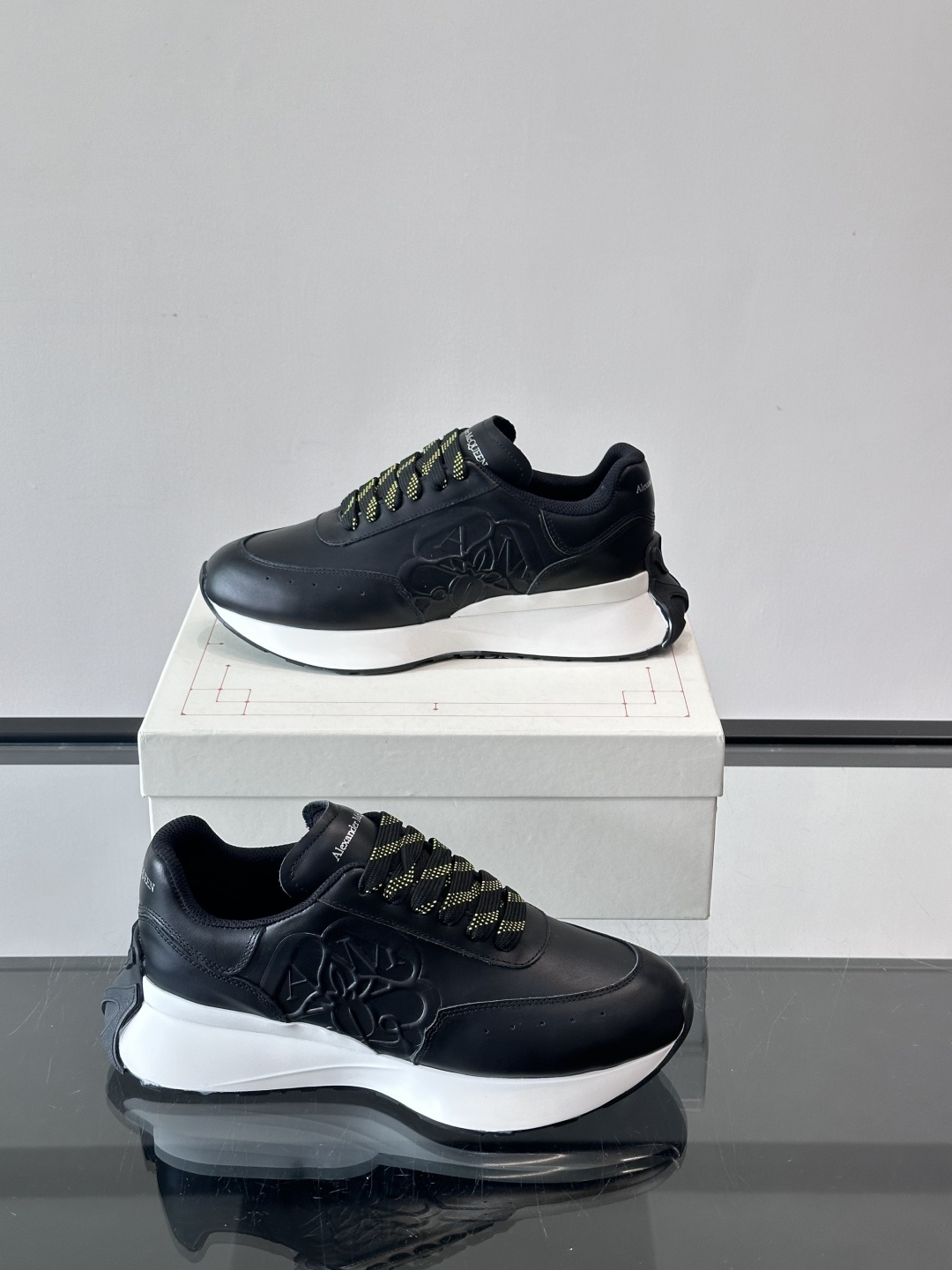 𝐀𝐥𝐞𝐱𝐚𝐧𝐝𝐞𝐫 𝐌𝐜𝐐𝐔𝐄𝐄𝐍亚历山麦昆情侣款‼️ 休闲鞋👟。终极版本 随意PK柜货 麦昆这鞋款一出