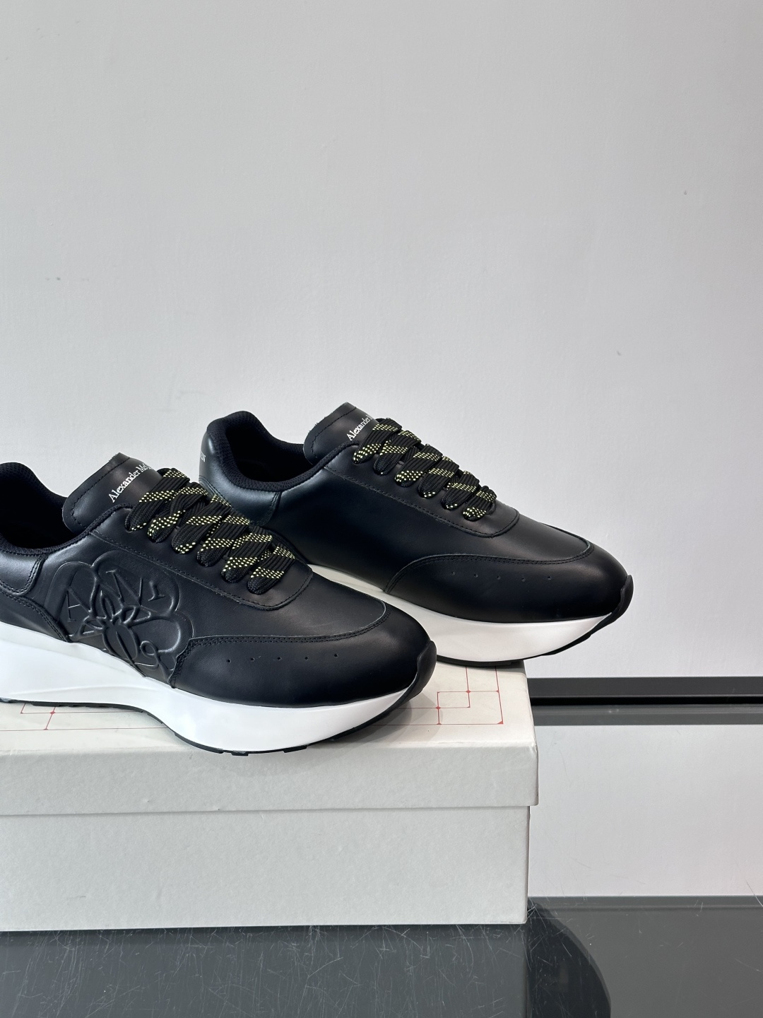 𝐀𝐥𝐞𝐱𝐚𝐧𝐝𝐞𝐫 𝐌𝐜𝐐𝐔𝐄𝐄𝐍亚历山麦昆情侣款‼️ 休闲鞋👟。终极版本 随意PK柜货 麦昆这鞋款一出