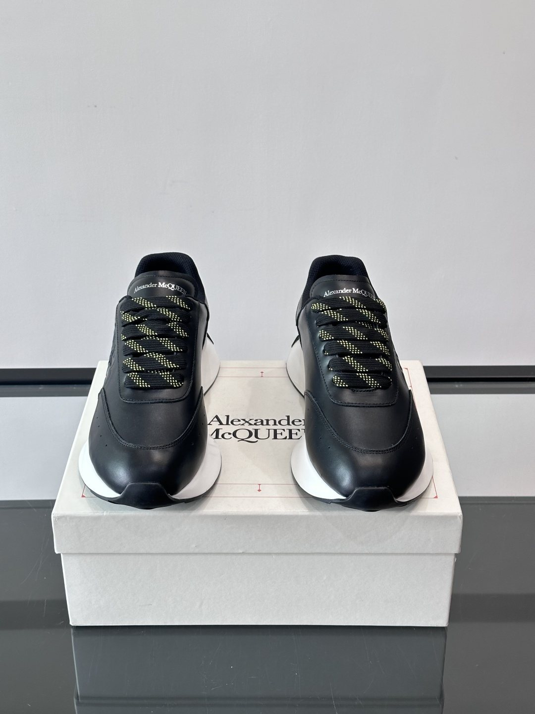 𝐀𝐥𝐞𝐱𝐚𝐧𝐝𝐞𝐫 𝐌𝐜𝐐𝐔𝐄𝐄𝐍亚历山麦昆情侣款‼️ 休闲鞋👟。终极版本 随意PK柜货 麦昆这鞋款一出