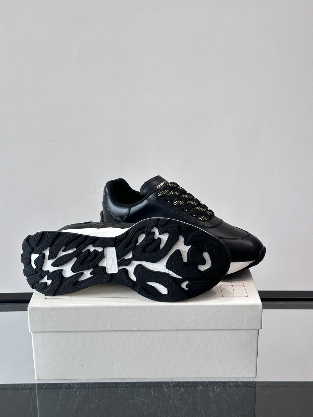 𝐀𝐥𝐞𝐱𝐚𝐧𝐝𝐞𝐫 𝐌𝐜𝐐𝐔𝐄𝐄𝐍亚历山麦昆情侣款‼️ 休闲鞋👟。终极版本 随意PK柜货 麦昆这鞋款一出