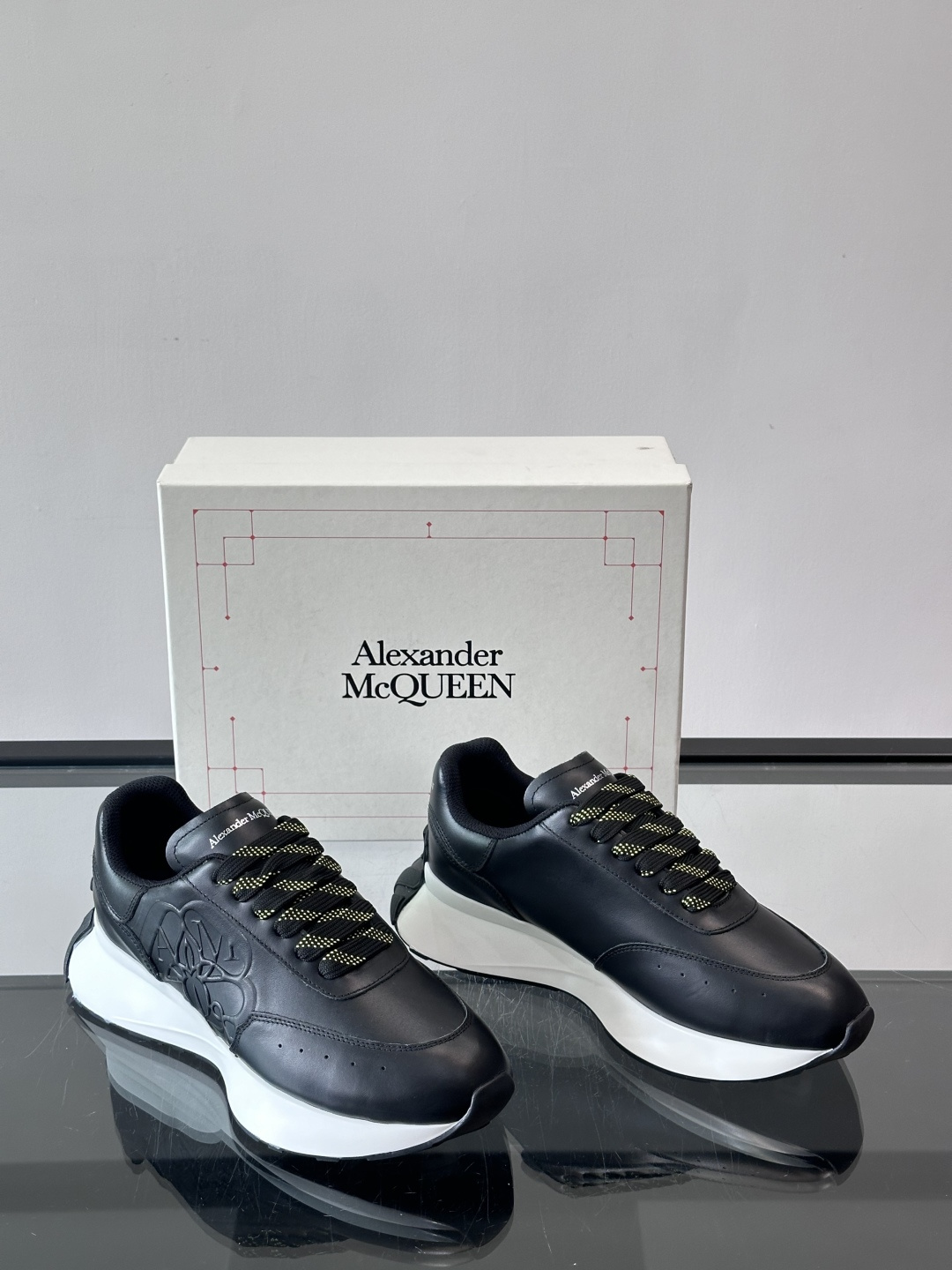 𝐀𝐥𝐞𝐱𝐚𝐧𝐝𝐞𝐫 𝐌𝐜𝐐𝐔𝐄𝐄𝐍亚历山麦昆情侣款‼️ 休闲鞋👟。终极版本 随意PK柜货 麦昆这鞋款一出