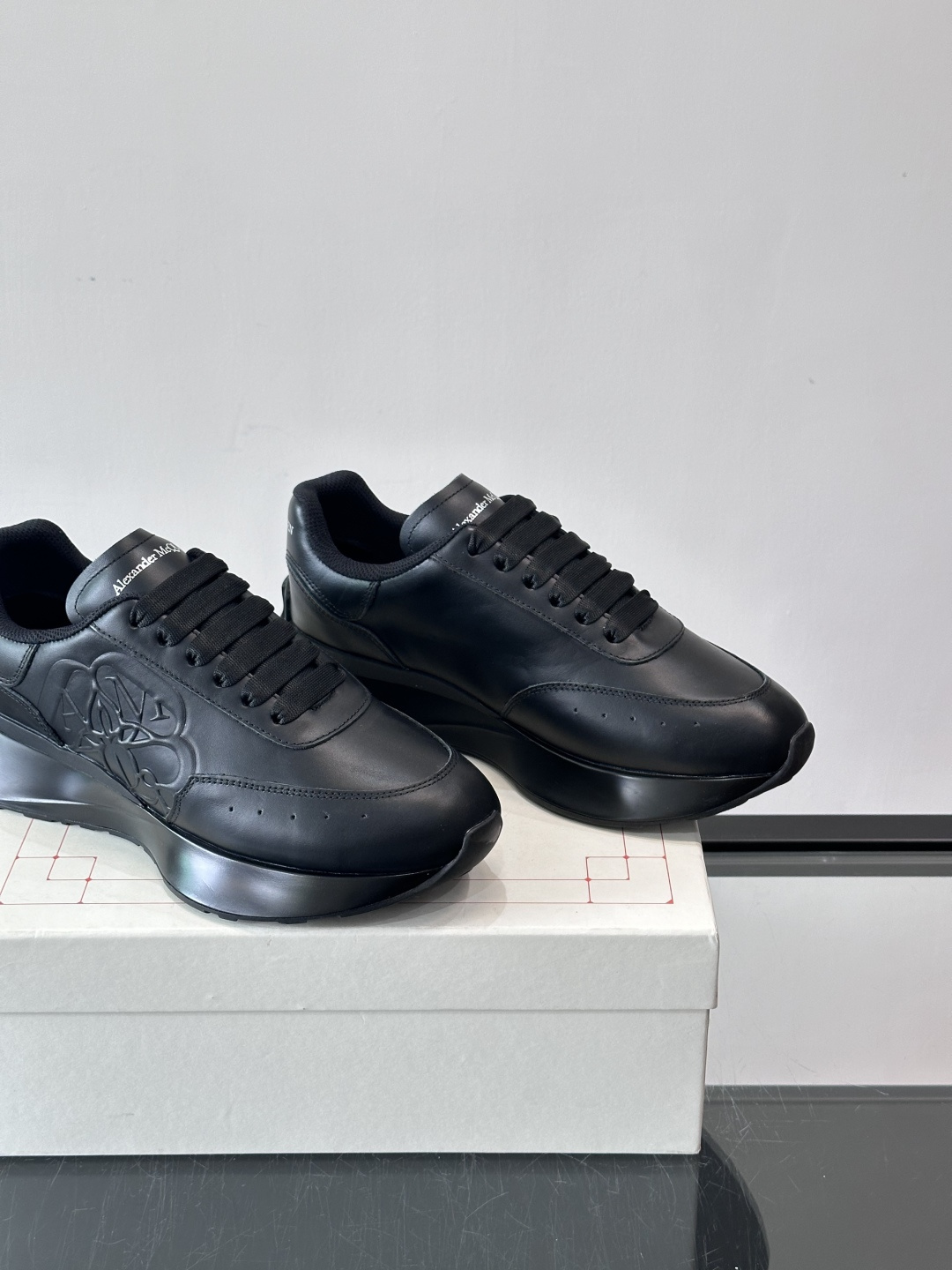 𝐀𝐥𝐞𝐱𝐚𝐧𝐝𝐞𝐫 𝐌𝐜𝐐𝐔𝐄𝐄𝐍亚历山麦昆情侣款‼️ 休闲鞋👟。终极版本 随意PK柜货 麦昆这鞋款一出