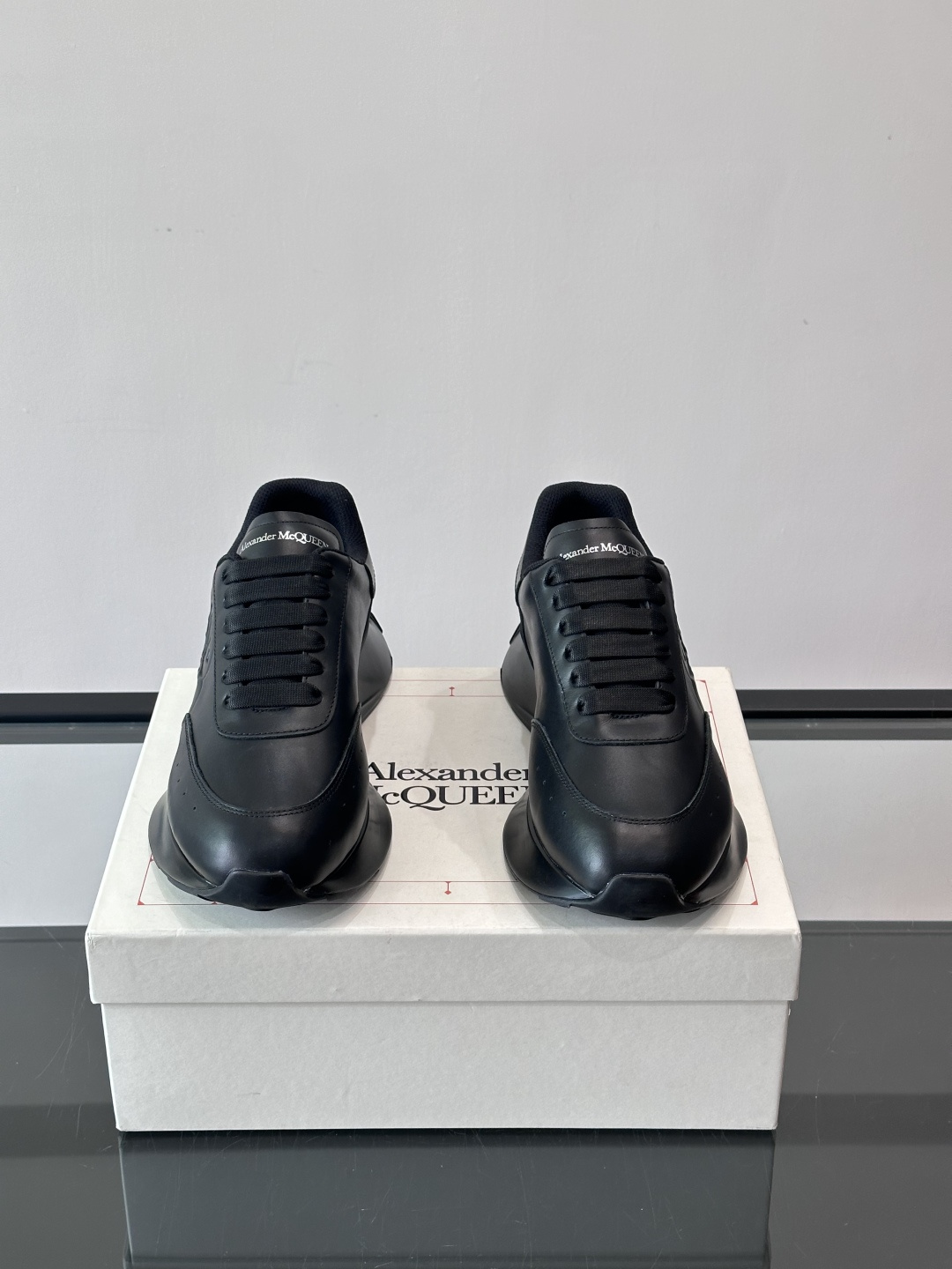 𝐀𝐥𝐞𝐱𝐚𝐧𝐝𝐞𝐫 𝐌𝐜𝐐𝐔𝐄𝐄𝐍亚历山麦昆情侣款‼️ 休闲鞋👟。终极版本 随意PK柜货 麦昆这鞋款一出