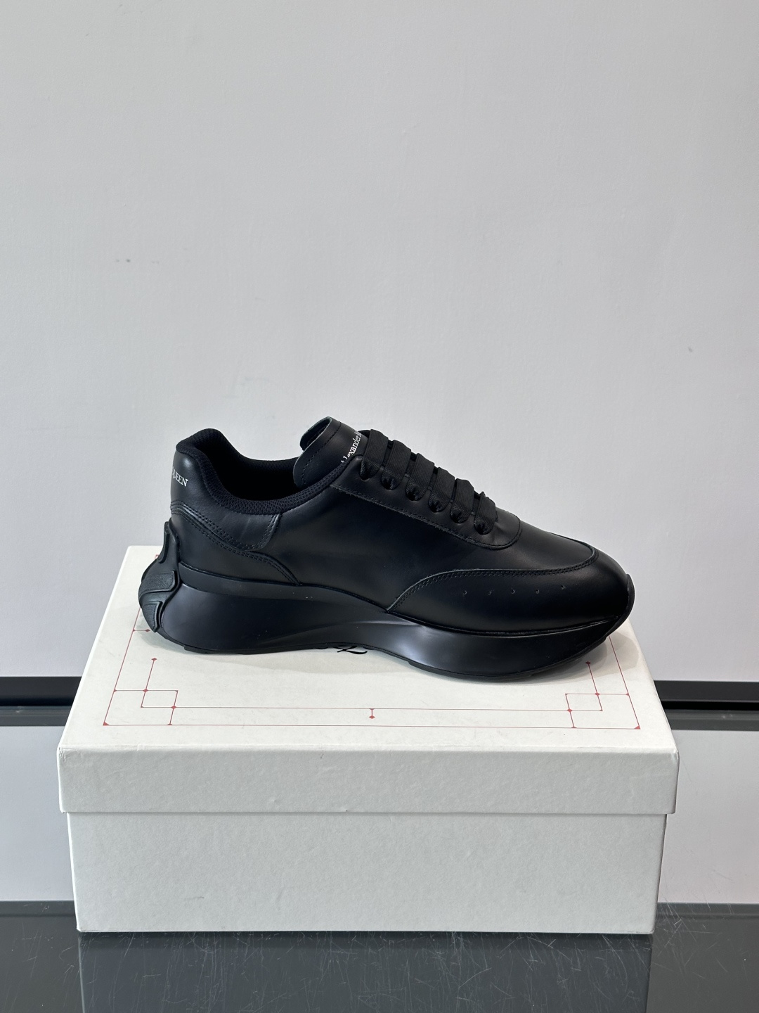 𝐀𝐥𝐞𝐱𝐚𝐧𝐝𝐞𝐫 𝐌𝐜𝐐𝐔𝐄𝐄𝐍亚历山麦昆情侣款‼️ 休闲鞋👟。终极版本 随意PK柜货 麦昆这鞋款一出